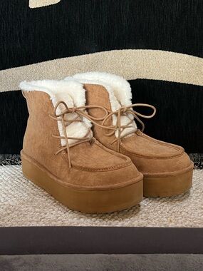 W9 Madden Girl Ugg Style Platform Ankle Boots with Shearling Lining - Tan